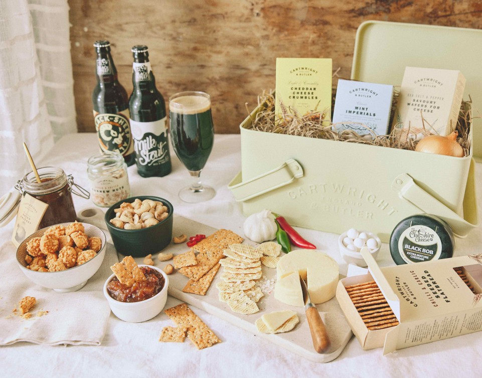 3124_C&B_The Cheese and Beer Hamper_LH_01 (3)